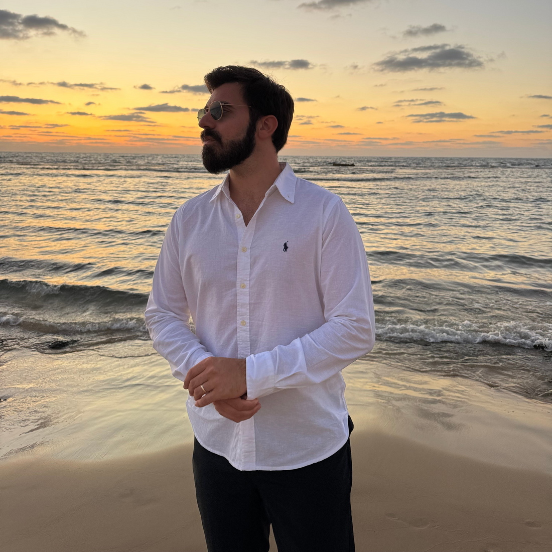 גבר עם חולצה מכופתרת פשתן לבנה של פולו ראלף לורן