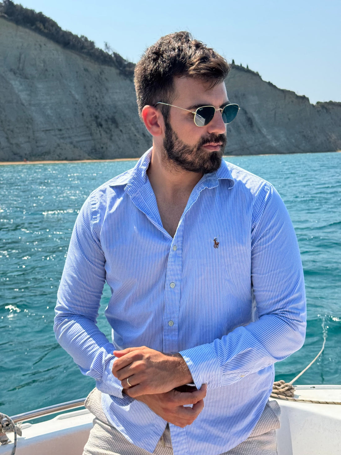 גבר לובש חולצה מכופתרת פולו ראלף לורן איכותית שנשמרת לאורך שנים